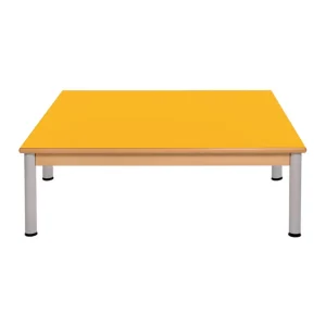 Mesa de grupo com estrutura de madeira e pernas metálicas