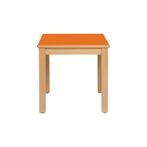 Mesa individual com estrutura e pernas em madeira