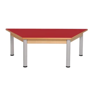 Mesa trapezoidal com estrutura de madeira e pernas metálicas